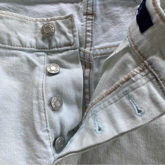 Gap high waisted white button fly stretch denim shorts. Size 27 - Picture 3 of 10